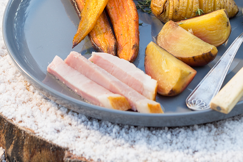 beenham uit de oven met worteltjes op bord